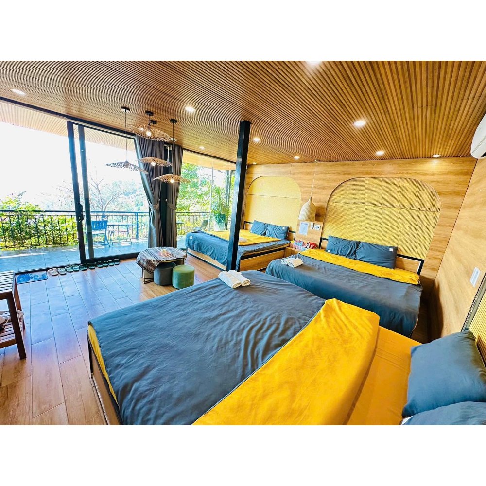 Phòng gia đình 3 giường – ban công view núi