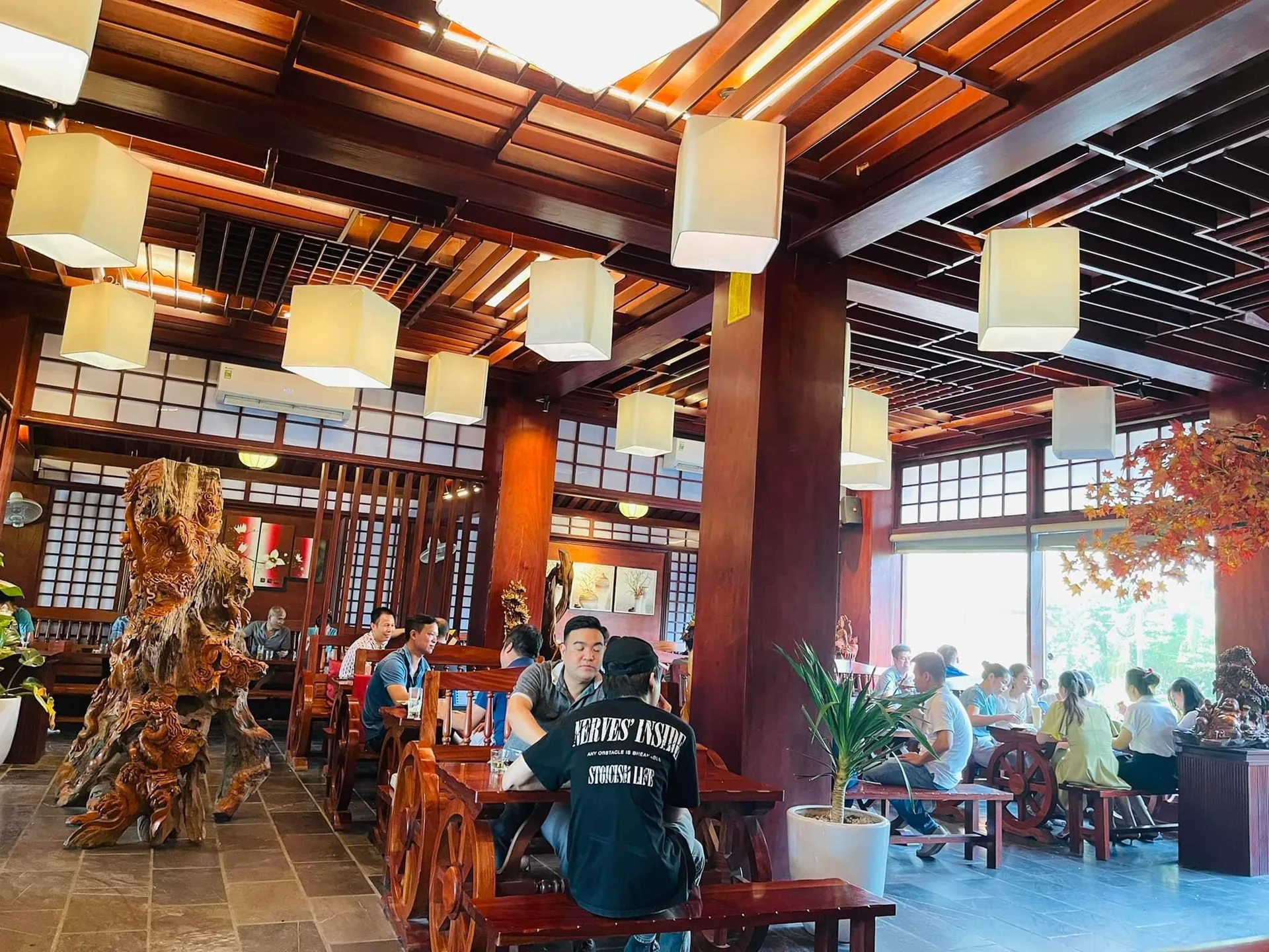 Toàn cảnh tầng 1 nhà gỗ nguyên bản & bàn ghế bánh xe
