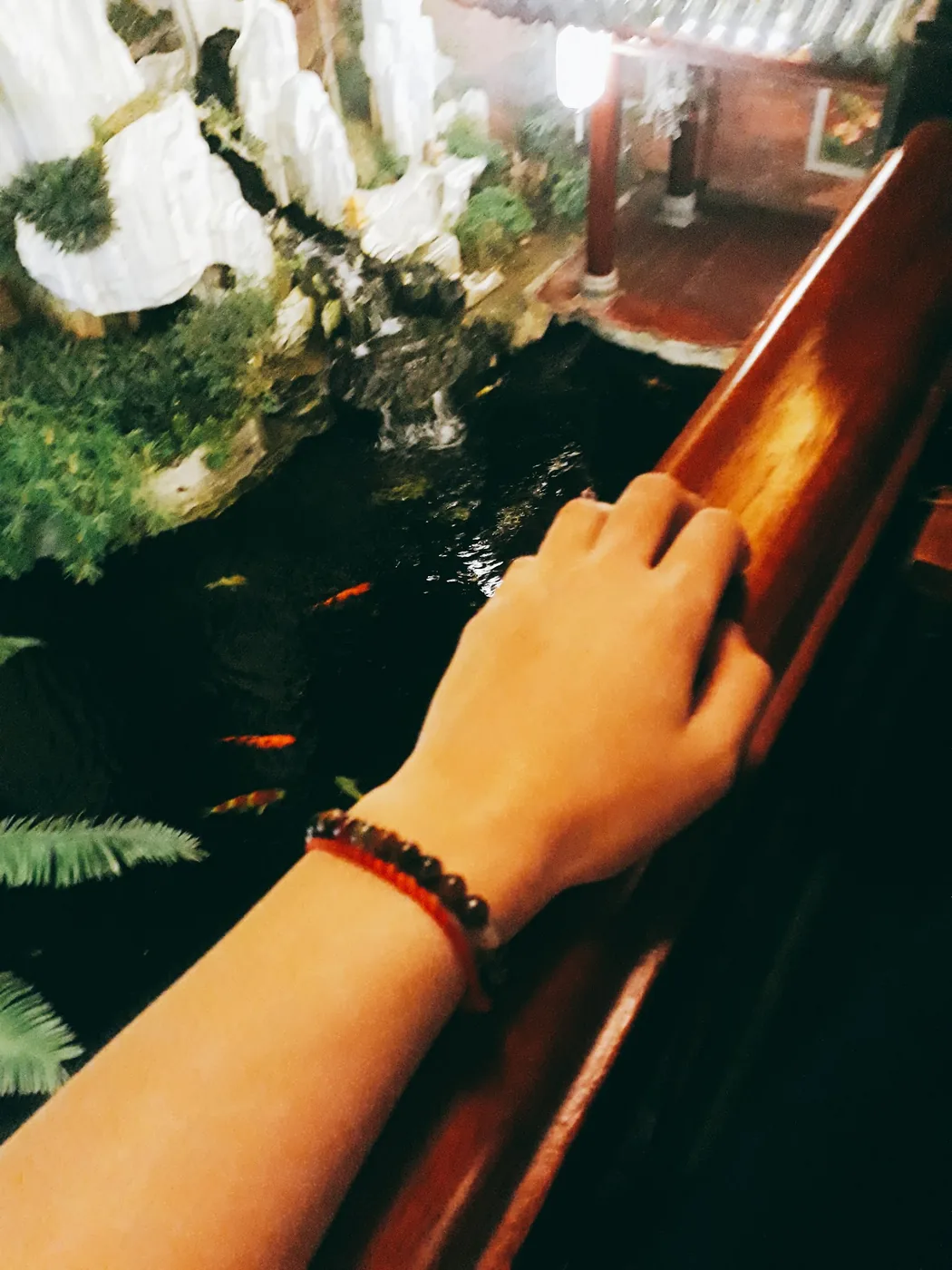 Thư giãn trên ghế gỗ bánh xe đặc trưng