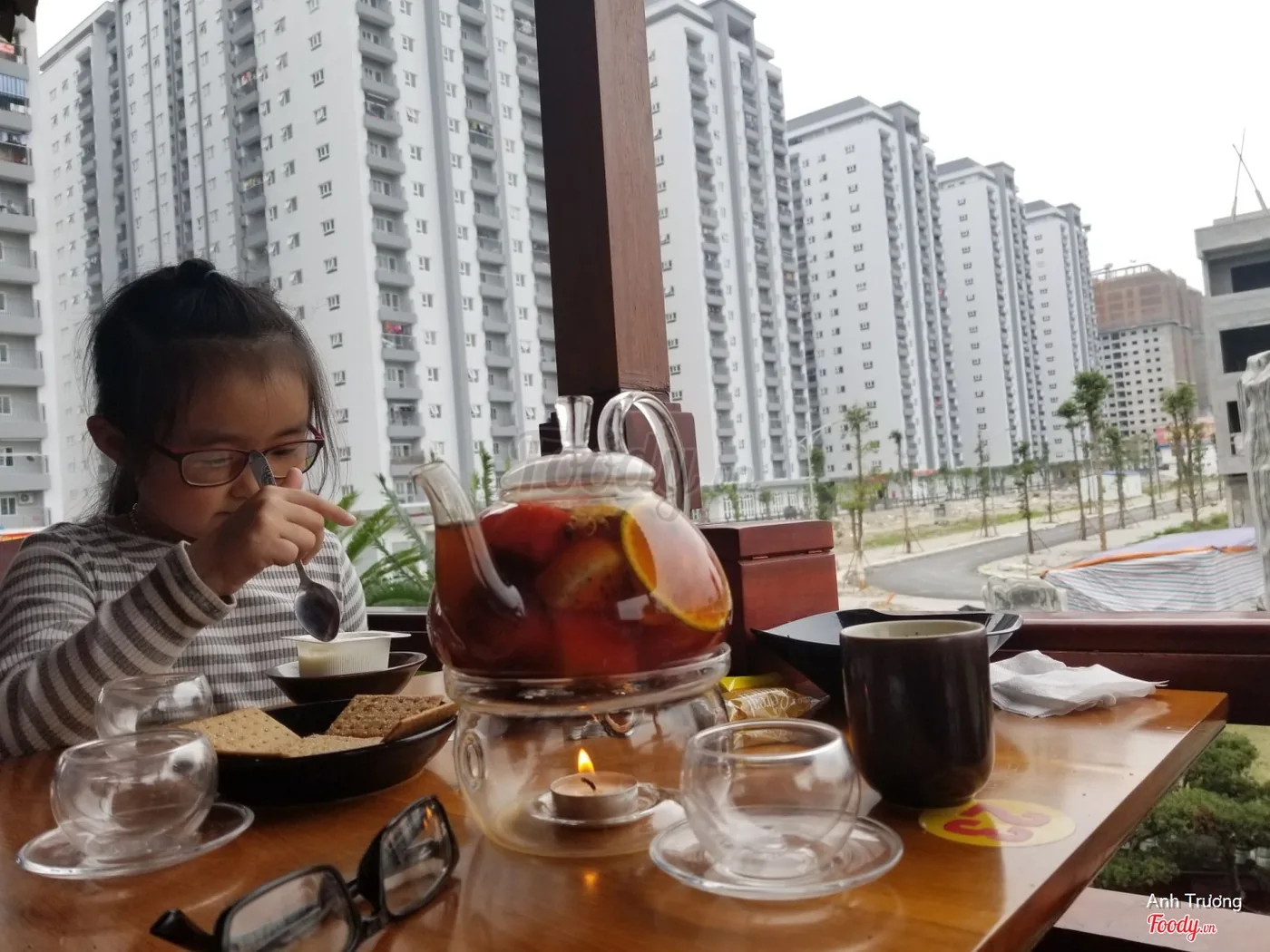 Thưởng trà hoa cùng bạn bè bên bàn gỗ