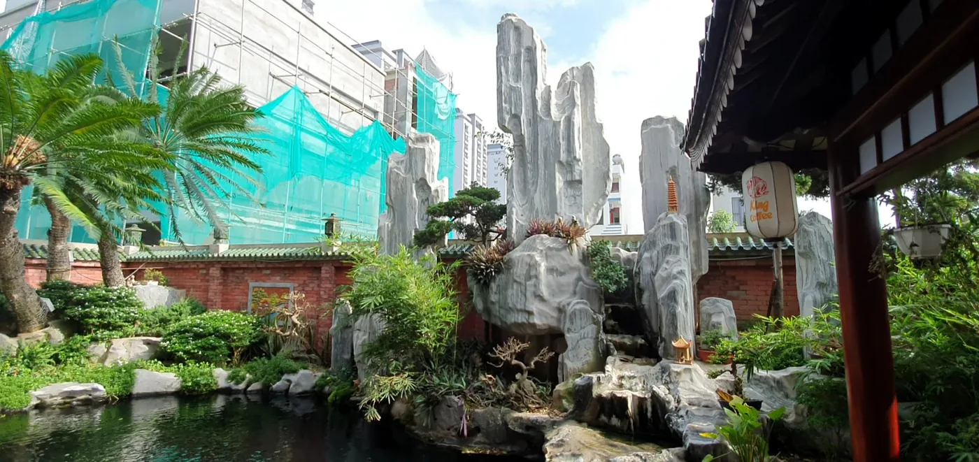 Hòn non bộ thác nước róc rách trong sân