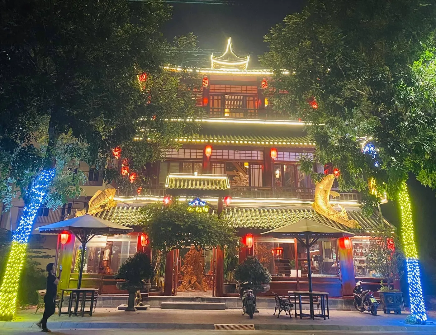 Mặt tiền nhà gỗ lung linh buổi tối