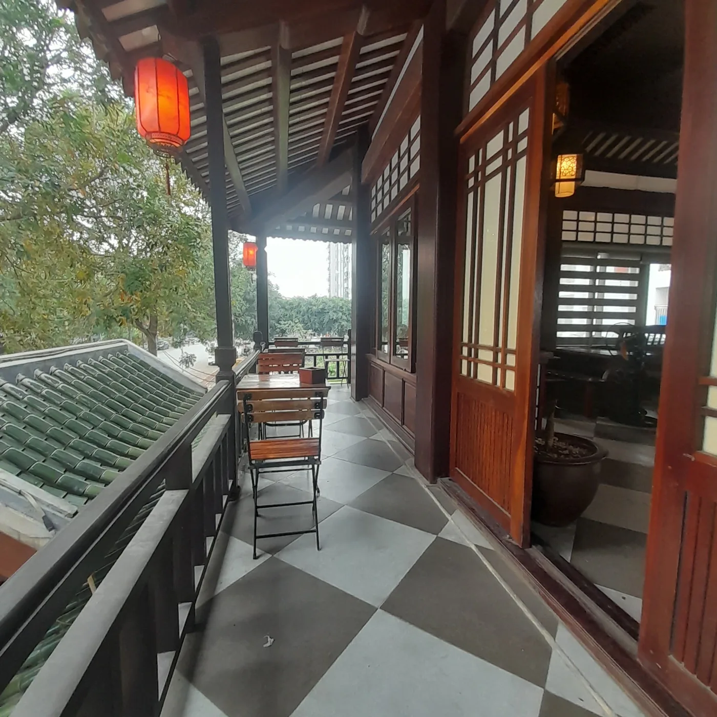 Quầy pha chế gỗ ấm áp & máy pha cà phê chuyên nghiệp