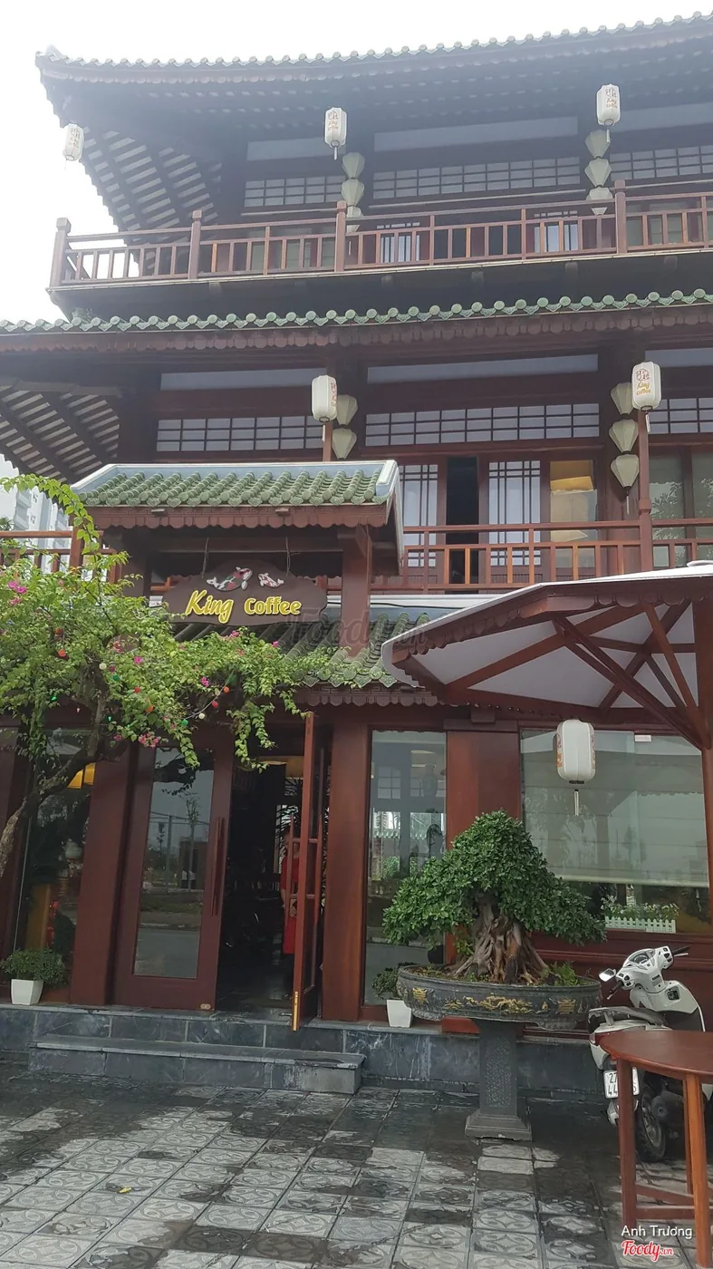 Ban công vòm gỗ nhìn xuống hồ