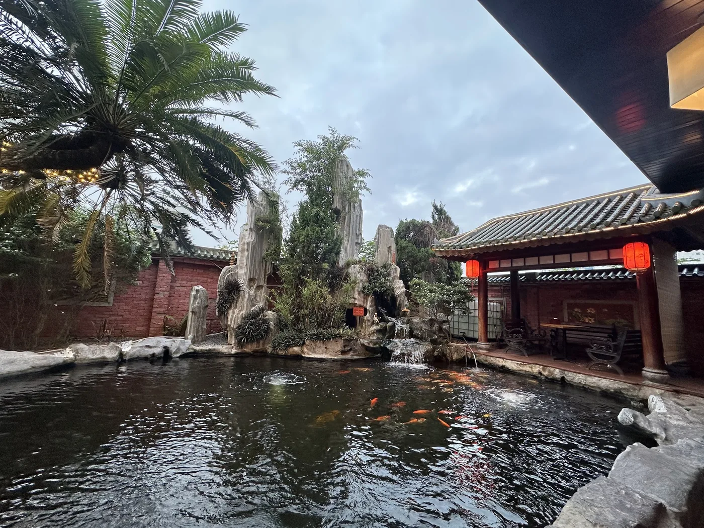 Không gian ngồi thưởng trà rộng rãi tầng 2