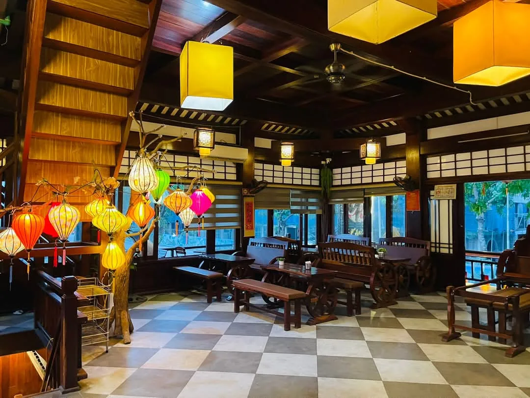 Trần gỗ và đèn lồng họa tiết cổ truyền