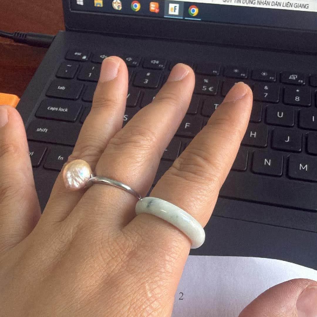 Khách đeo nhẫn phỉ thúy và bạch ngọc thanh lịch