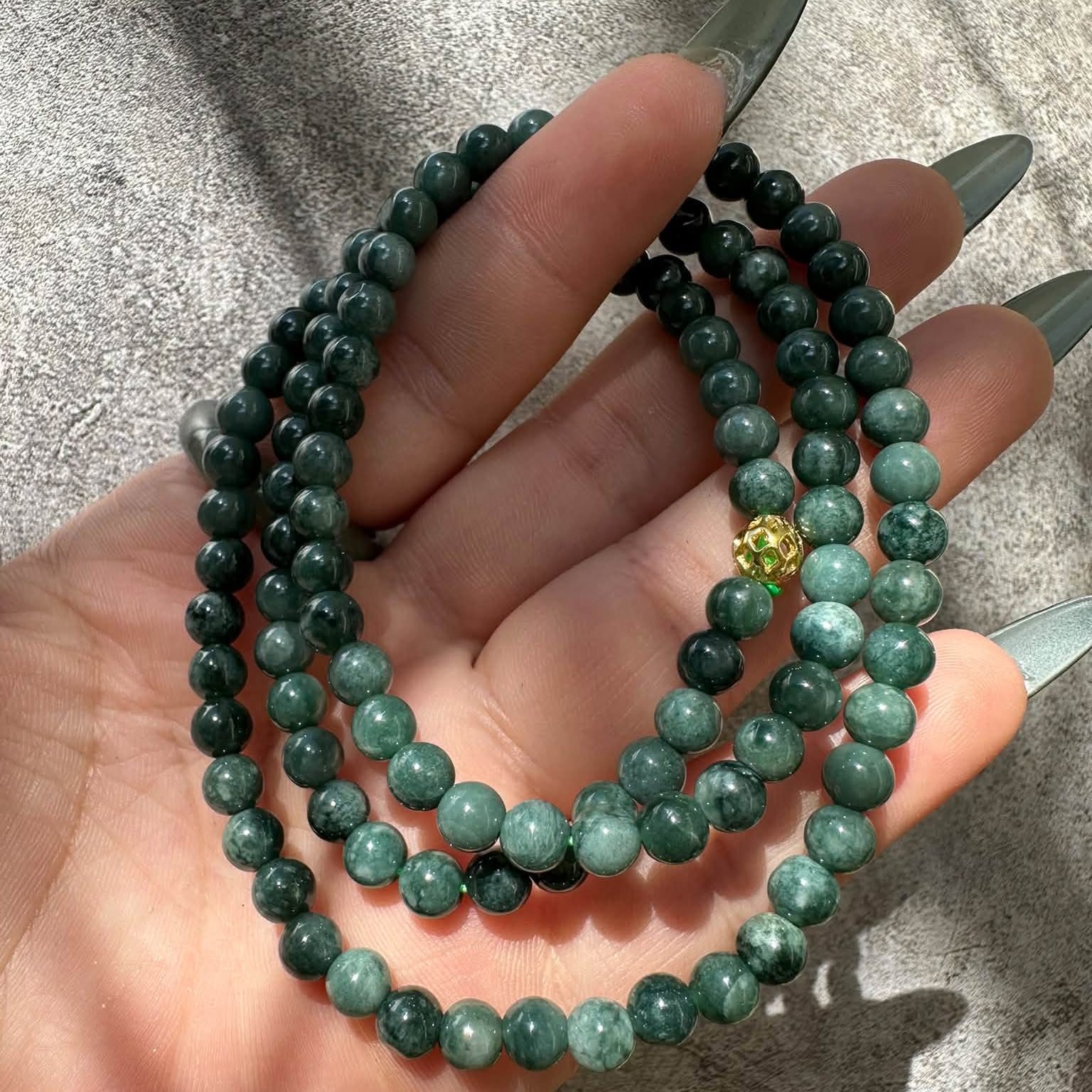 Chuỗi ngọc cẩm thạch đậm màu tự nhiên dưới nắng